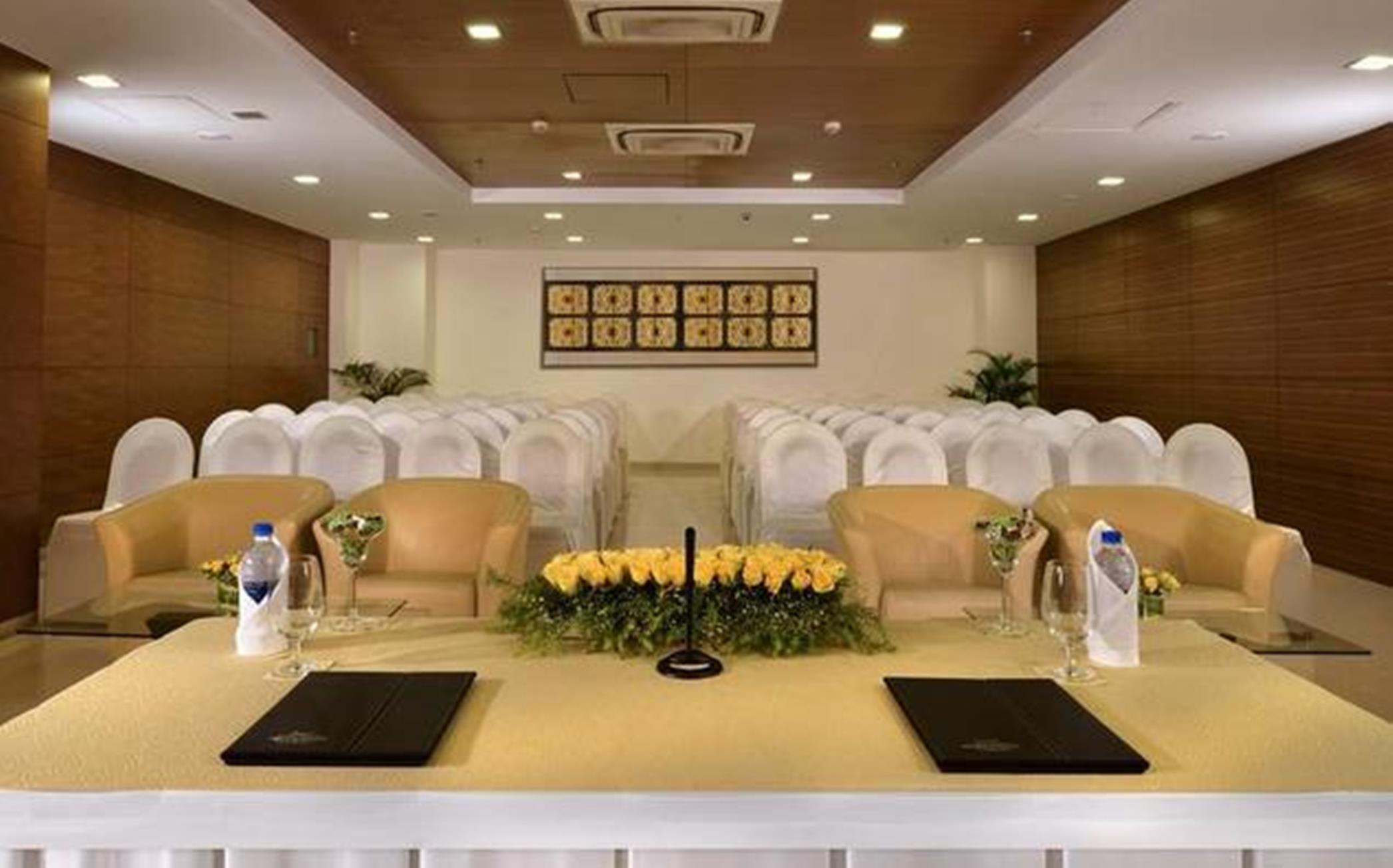 Majestic Court Sarovar Portico Нави Мумбай Екстериор снимка