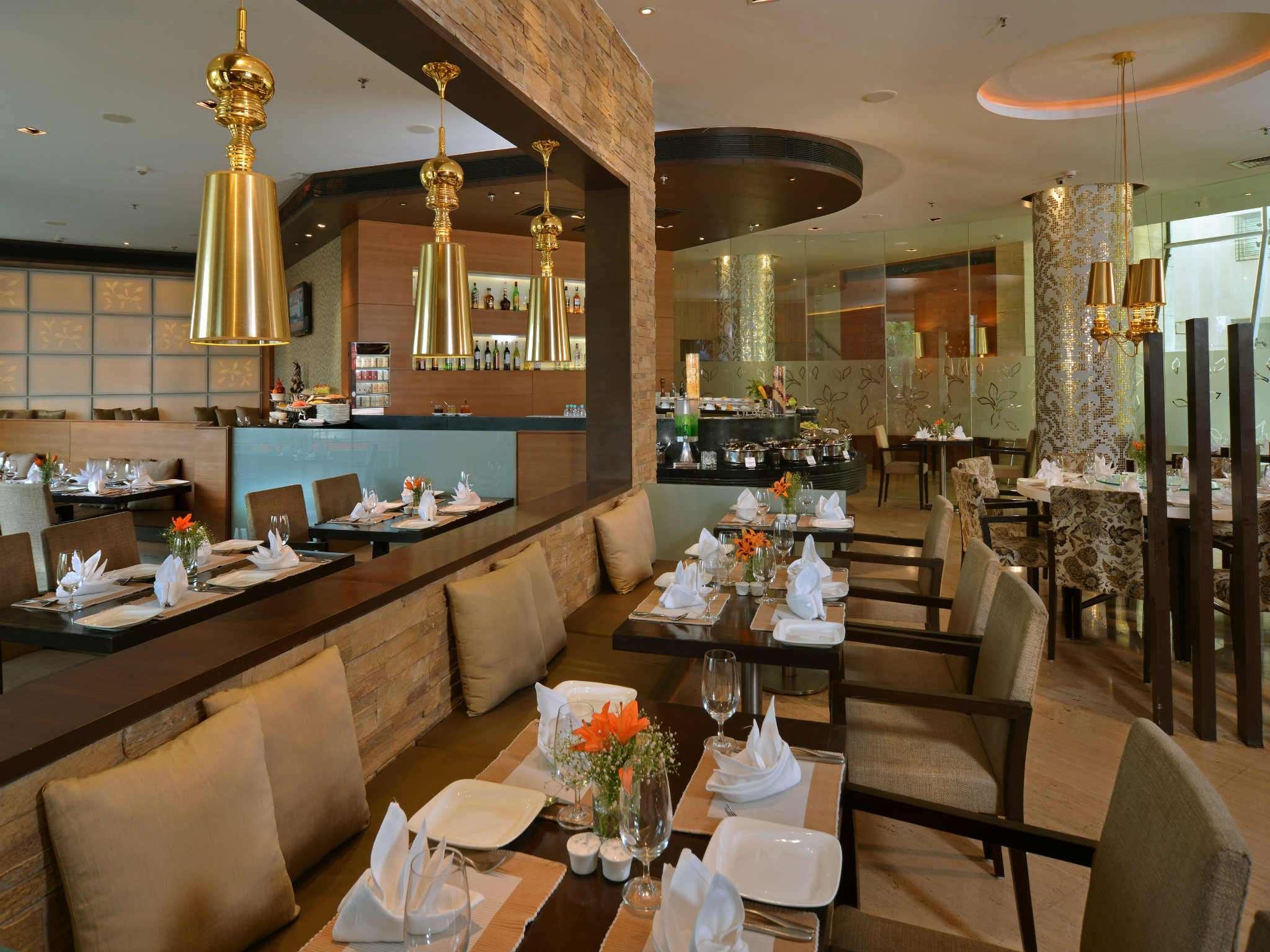 Majestic Court Sarovar Portico Нави Мумбай Екстериор снимка