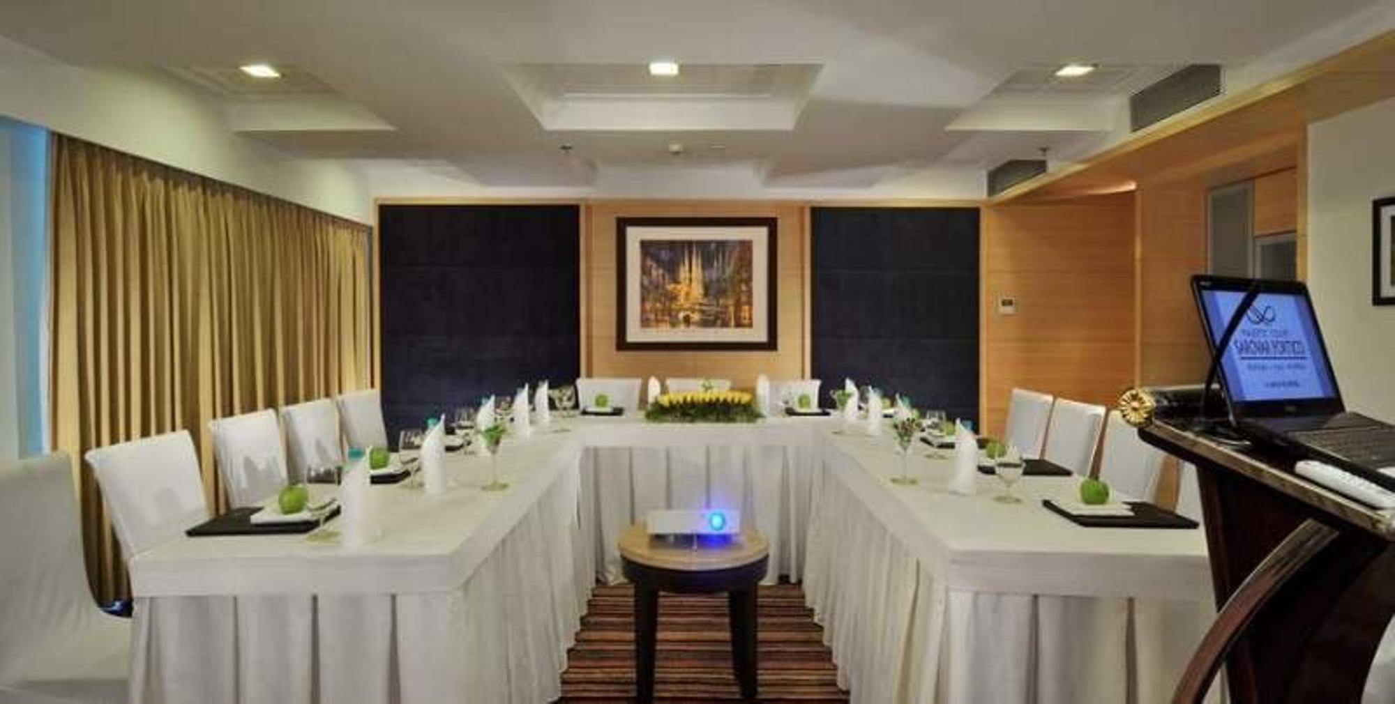 Majestic Court Sarovar Portico Нави Мумбай Екстериор снимка