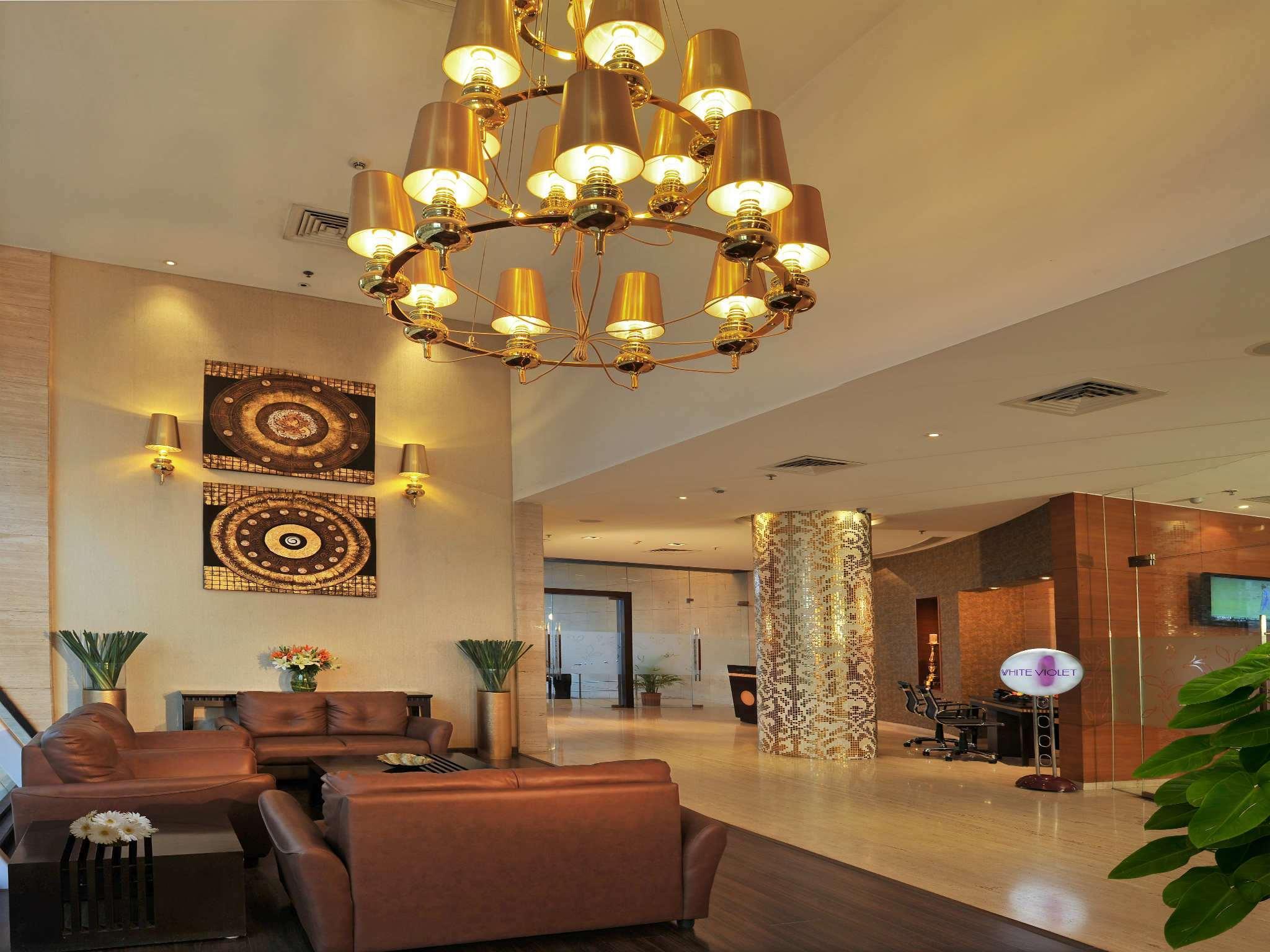 Majestic Court Sarovar Portico Нави Мумбай Екстериор снимка