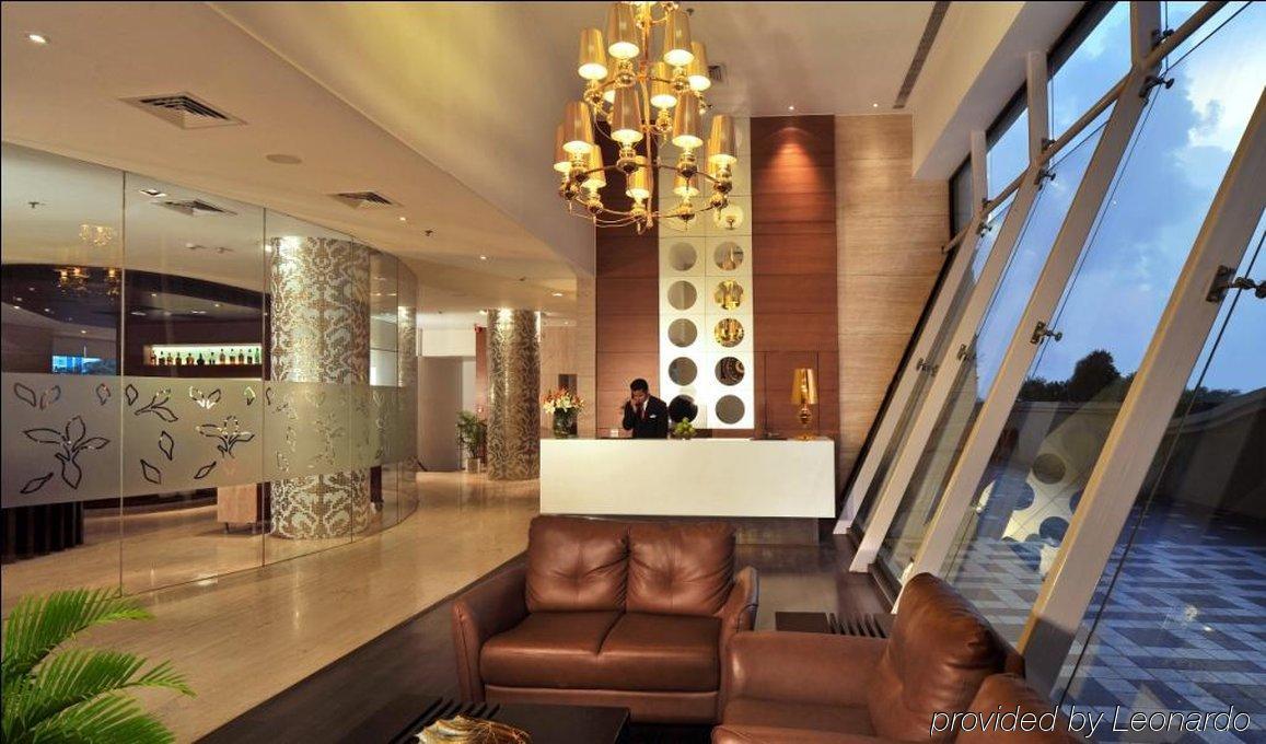 Majestic Court Sarovar Portico Нави Мумбай Екстериор снимка