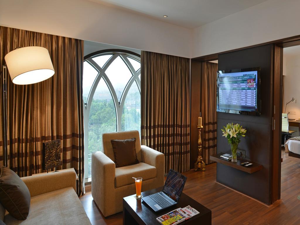 Majestic Court Sarovar Portico Нави Мумбай Екстериор снимка