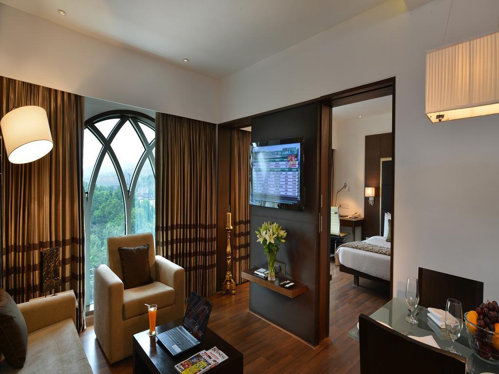 Majestic Court Sarovar Portico Нави Мумбай Екстериор снимка