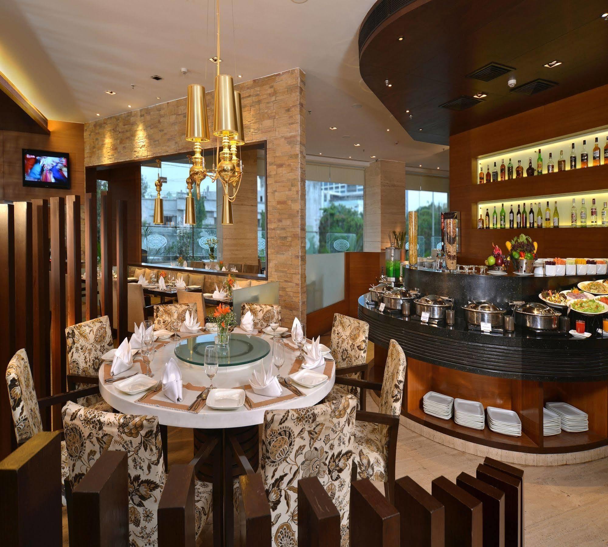 Majestic Court Sarovar Portico Нави Мумбай Екстериор снимка