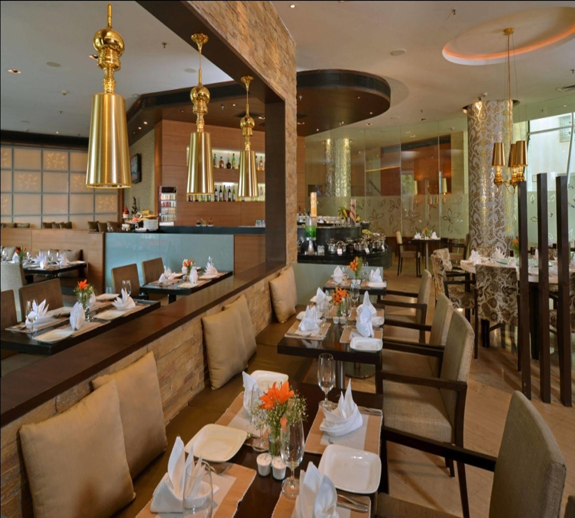 Majestic Court Sarovar Portico Нави Мумбай Екстериор снимка