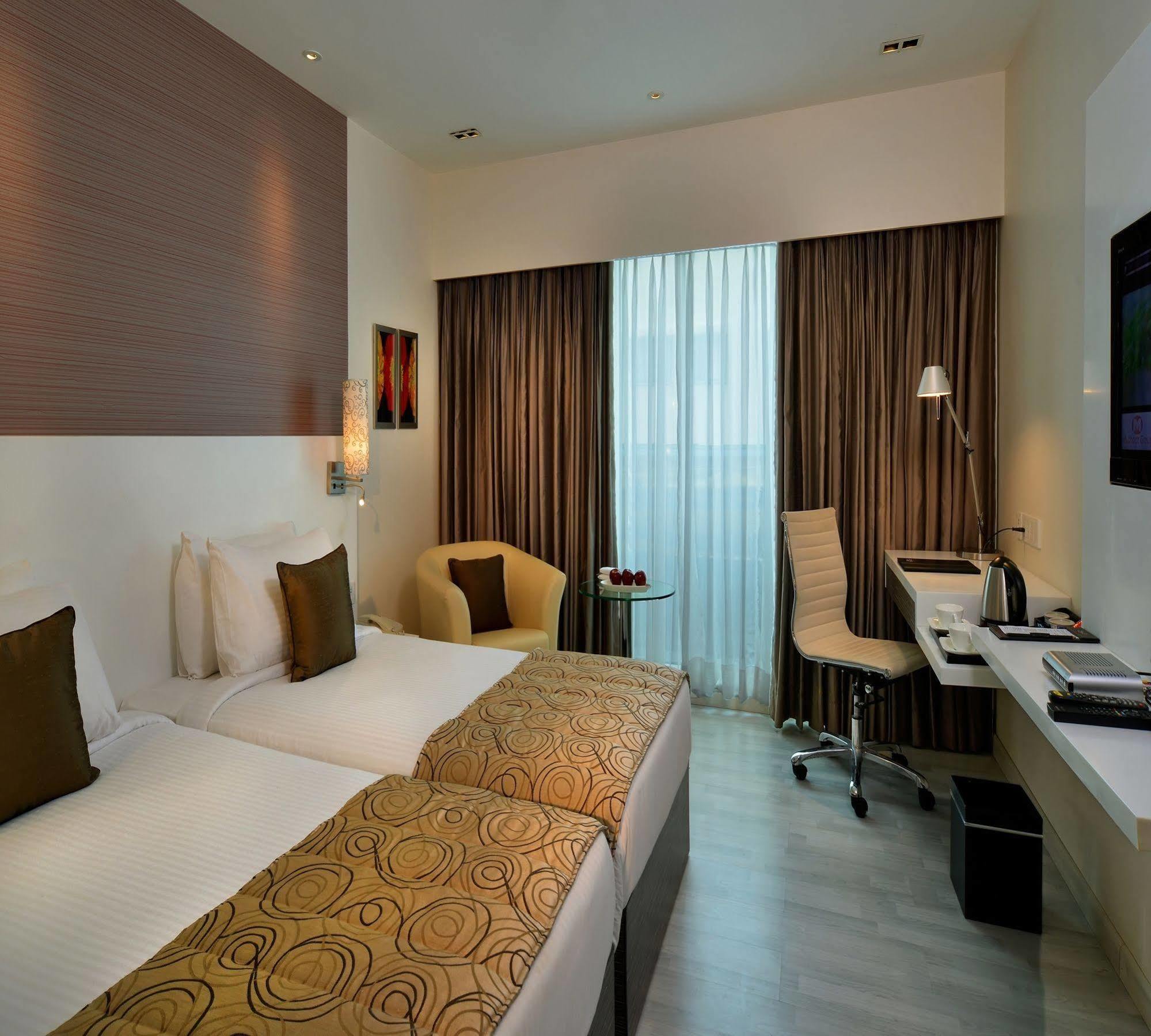 Majestic Court Sarovar Portico Нави Мумбай Екстериор снимка
