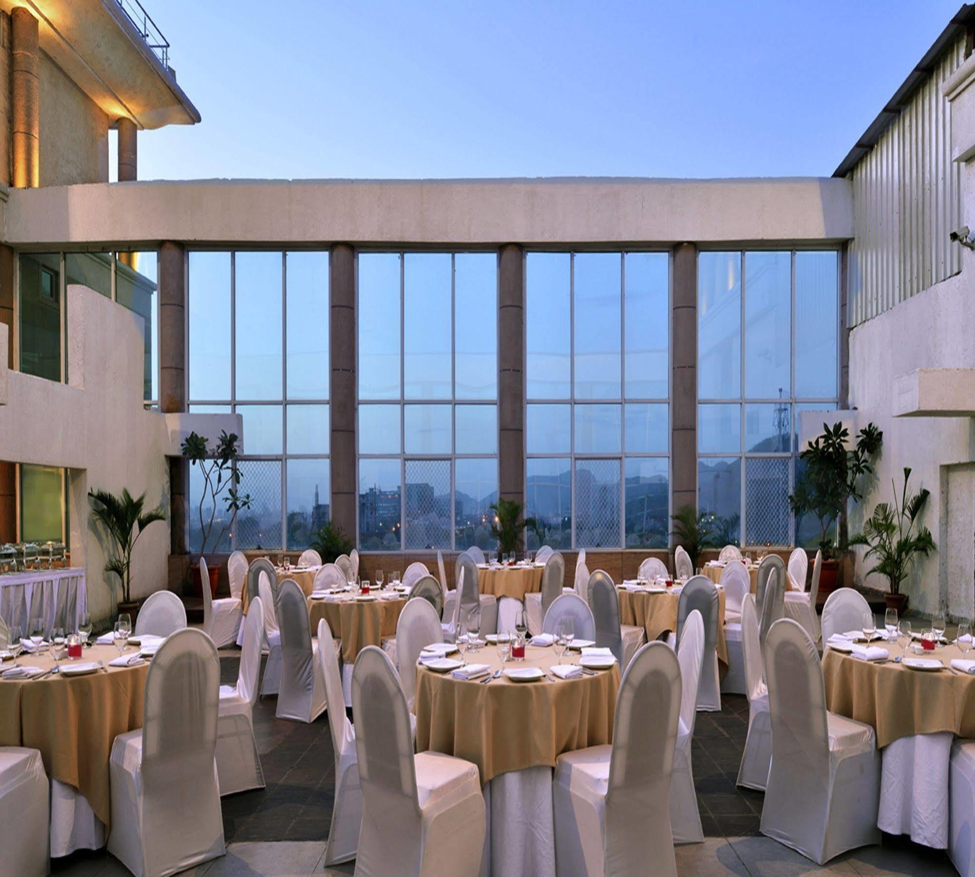 Majestic Court Sarovar Portico Нави Мумбай Екстериор снимка