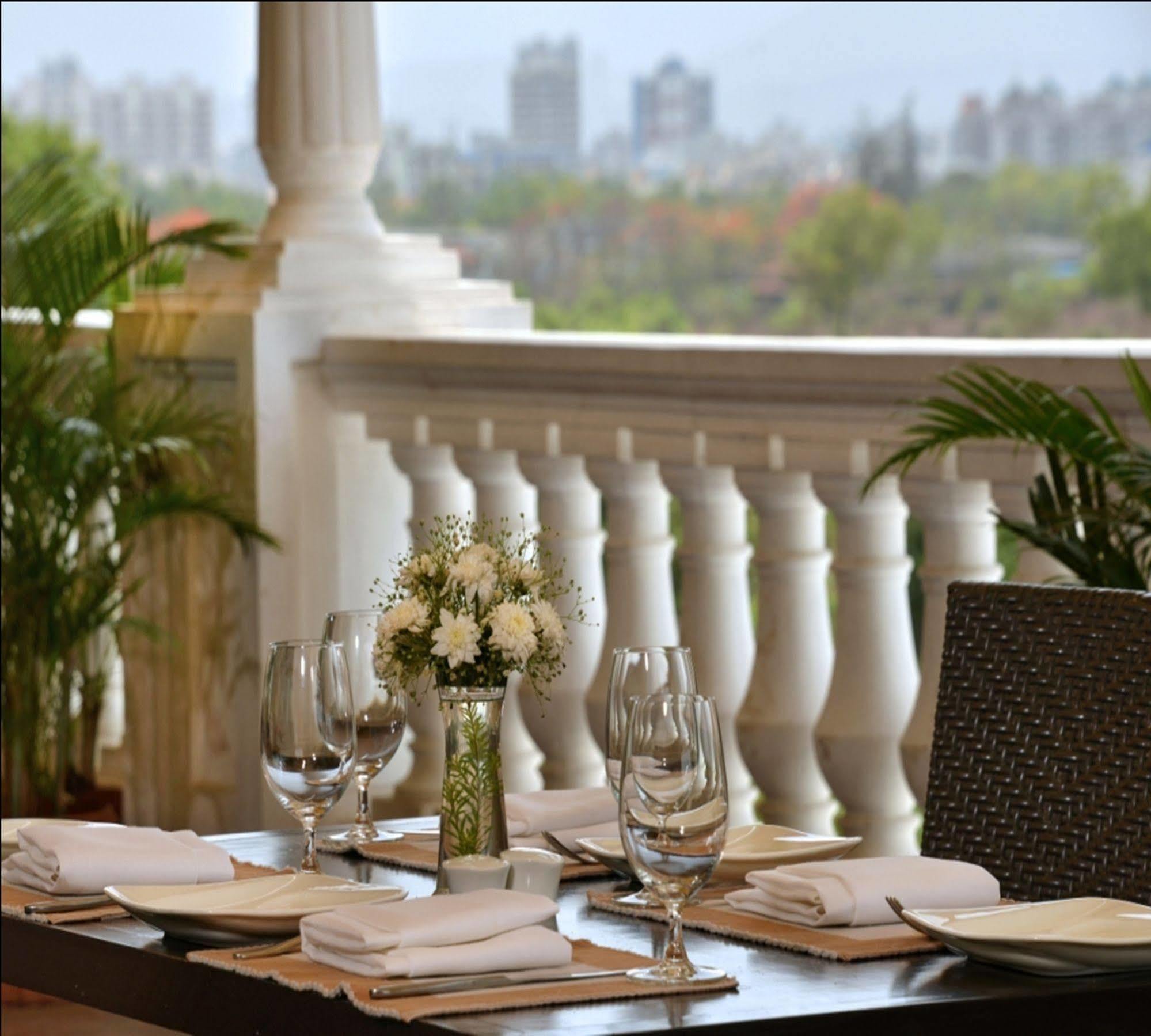 Majestic Court Sarovar Portico Нави Мумбай Екстериор снимка