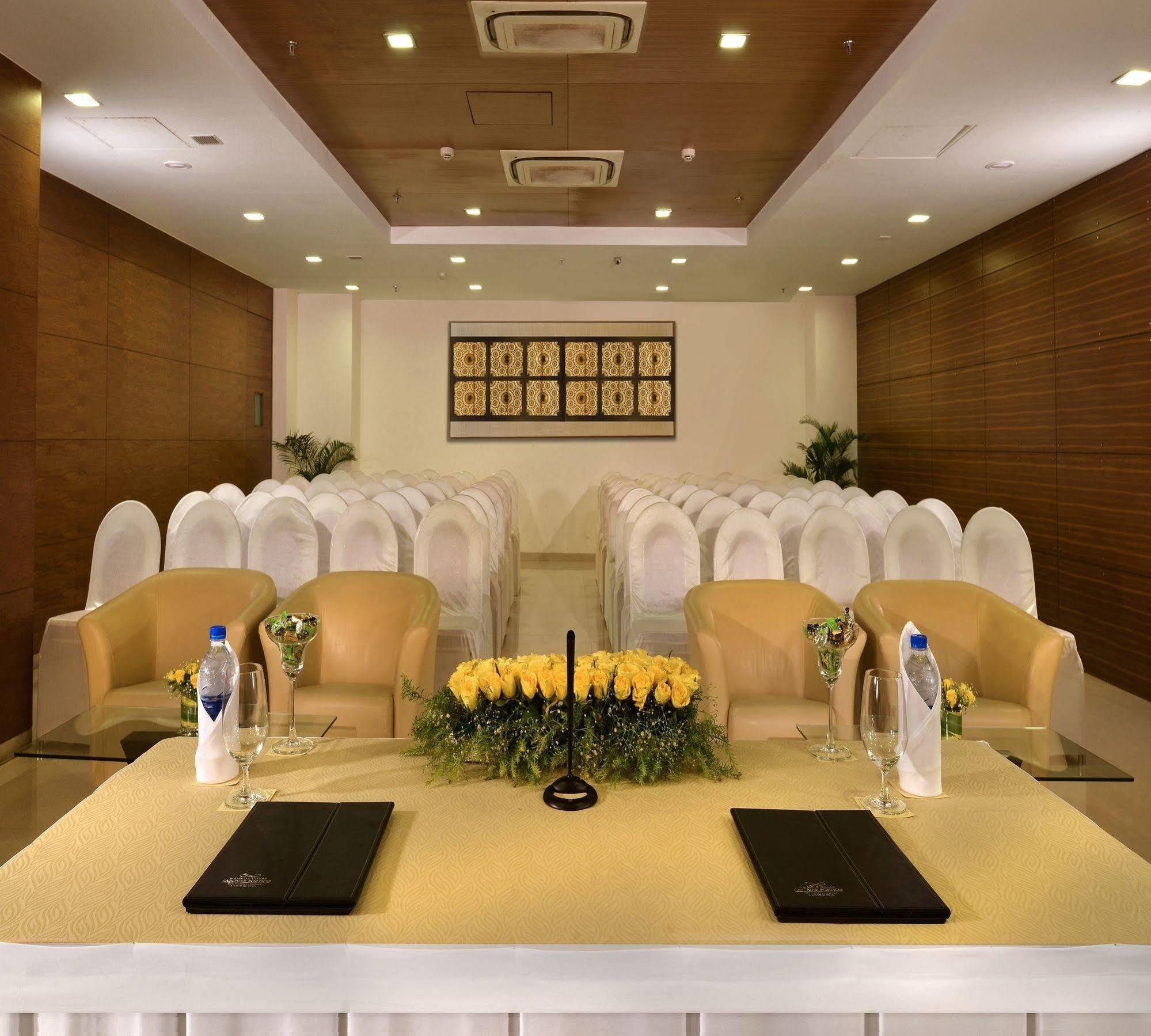 Majestic Court Sarovar Portico Нави Мумбай Екстериор снимка