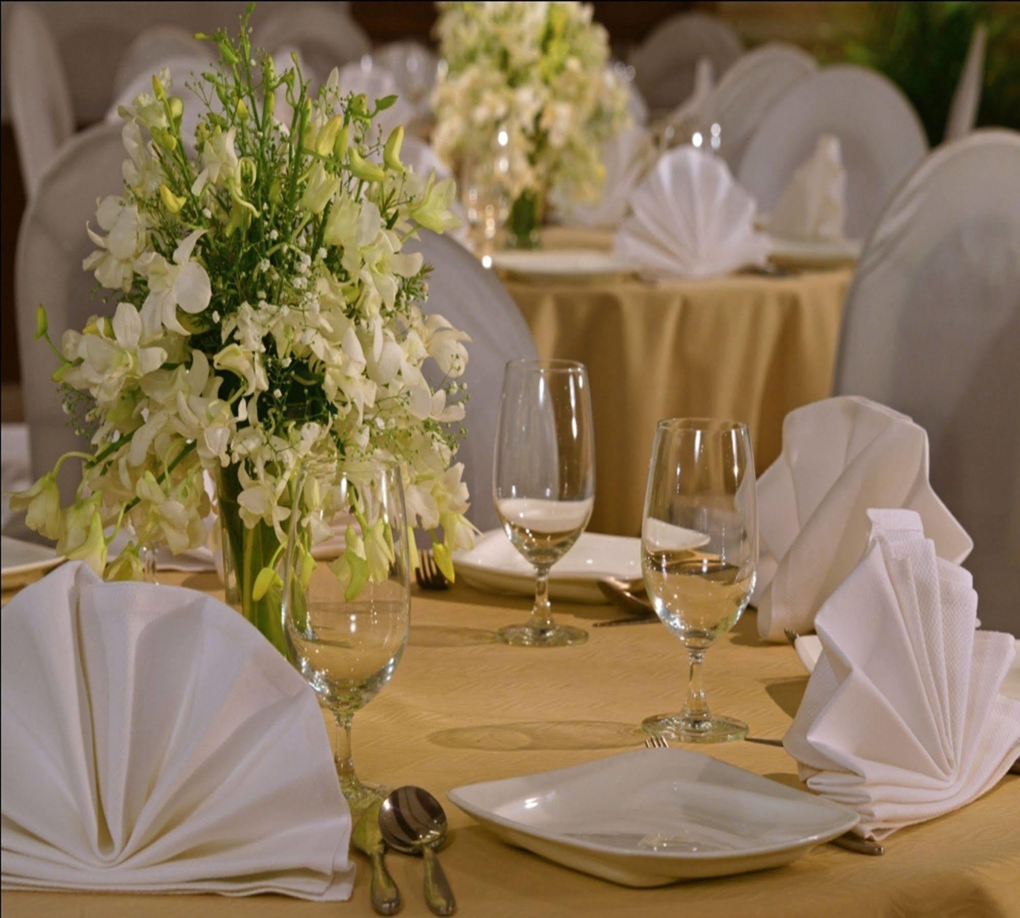 Majestic Court Sarovar Portico Нави Мумбай Екстериор снимка