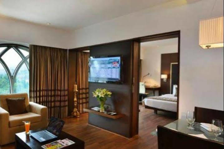Majestic Court Sarovar Portico Нави Мумбай Екстериор снимка