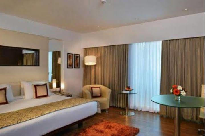 Majestic Court Sarovar Portico Нави Мумбай Екстериор снимка