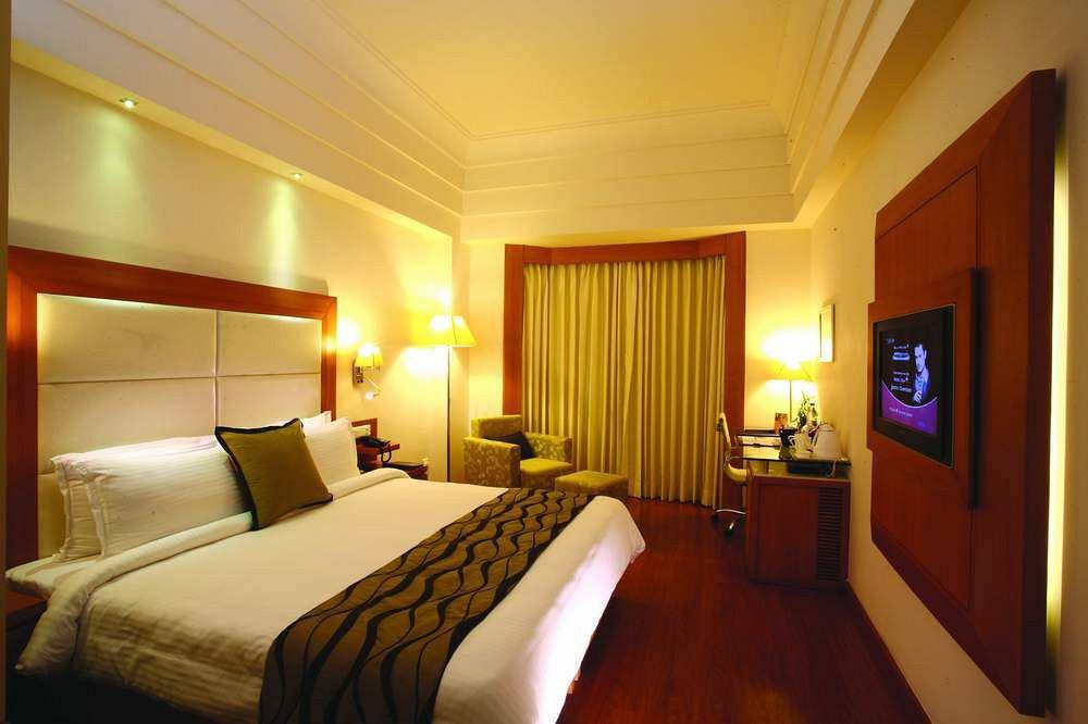 Majestic Court Sarovar Portico Нави Мумбай Екстериор снимка
