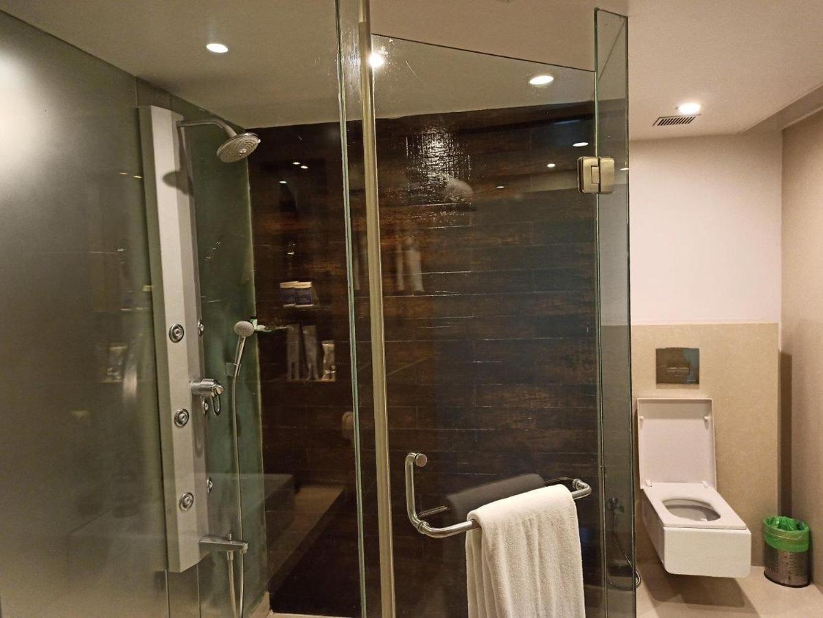 Majestic Court Sarovar Portico Нави Мумбай Екстериор снимка